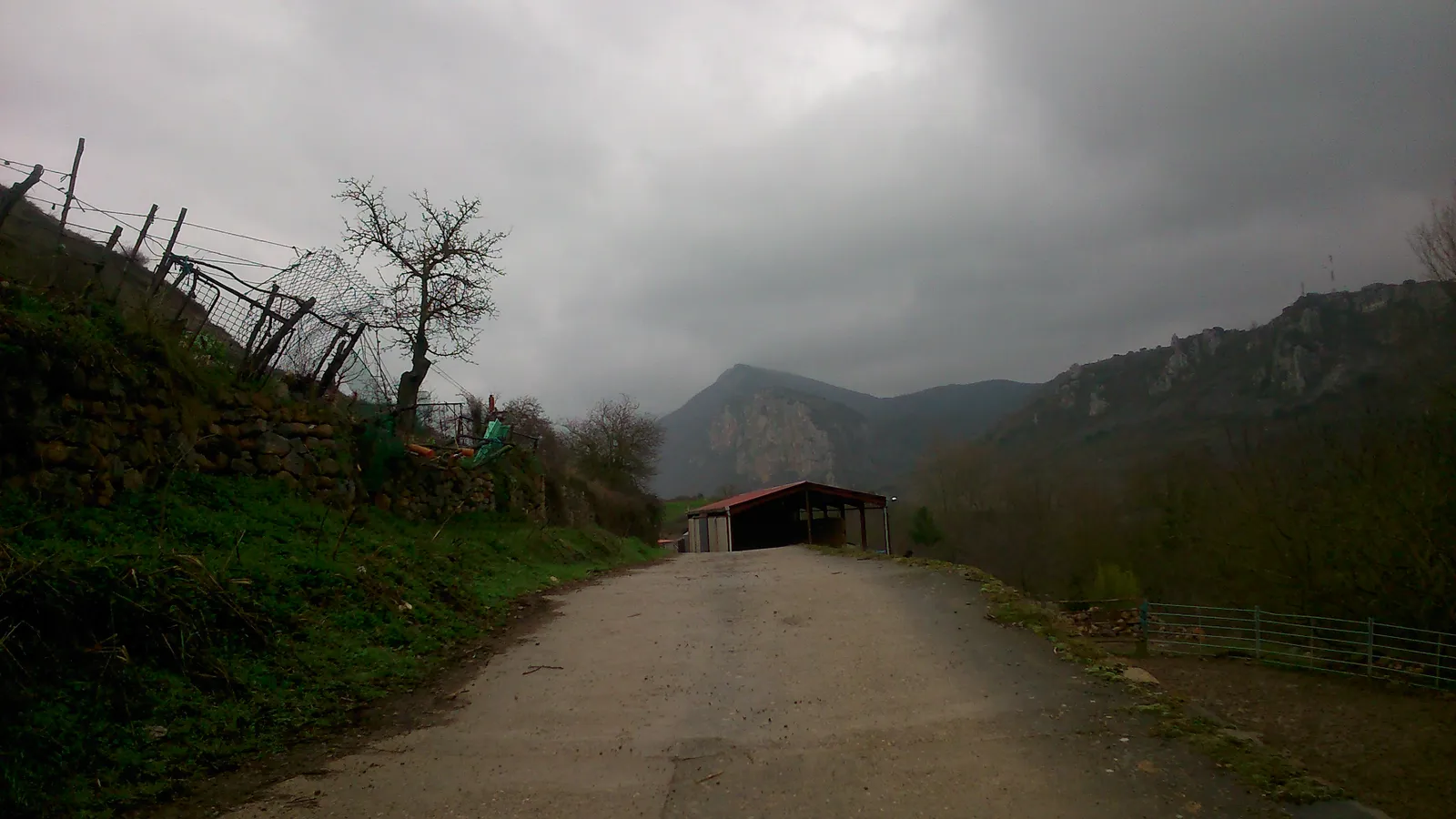 ( Foto 12) Camino a las cuevas