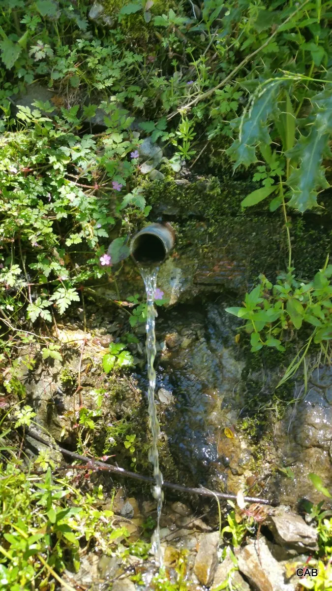 Fuente situada en la carretera (cerca del cartel foto 3)