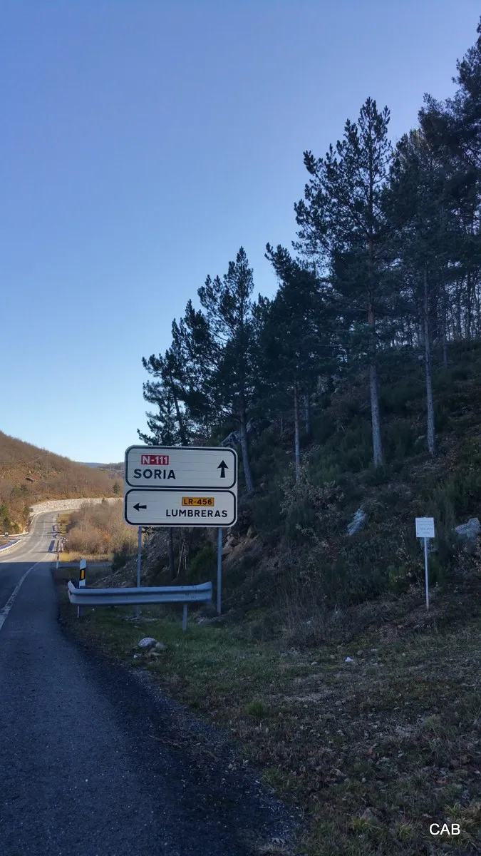 En este cartel iremos a la derecha (foto1)